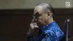 Terdakwa dugaan suap pembangunan PLTU Riau-1, Johannes Budisutrisno Kotjo saat menjalani sidang lanjutan di Pengadilan Tipikor, Jakarta, Senin (26/11). Sidang mendengar pembacaan tuntutan dari JPU KPK. (Liputan6.com/Helmi Fithriansyah)