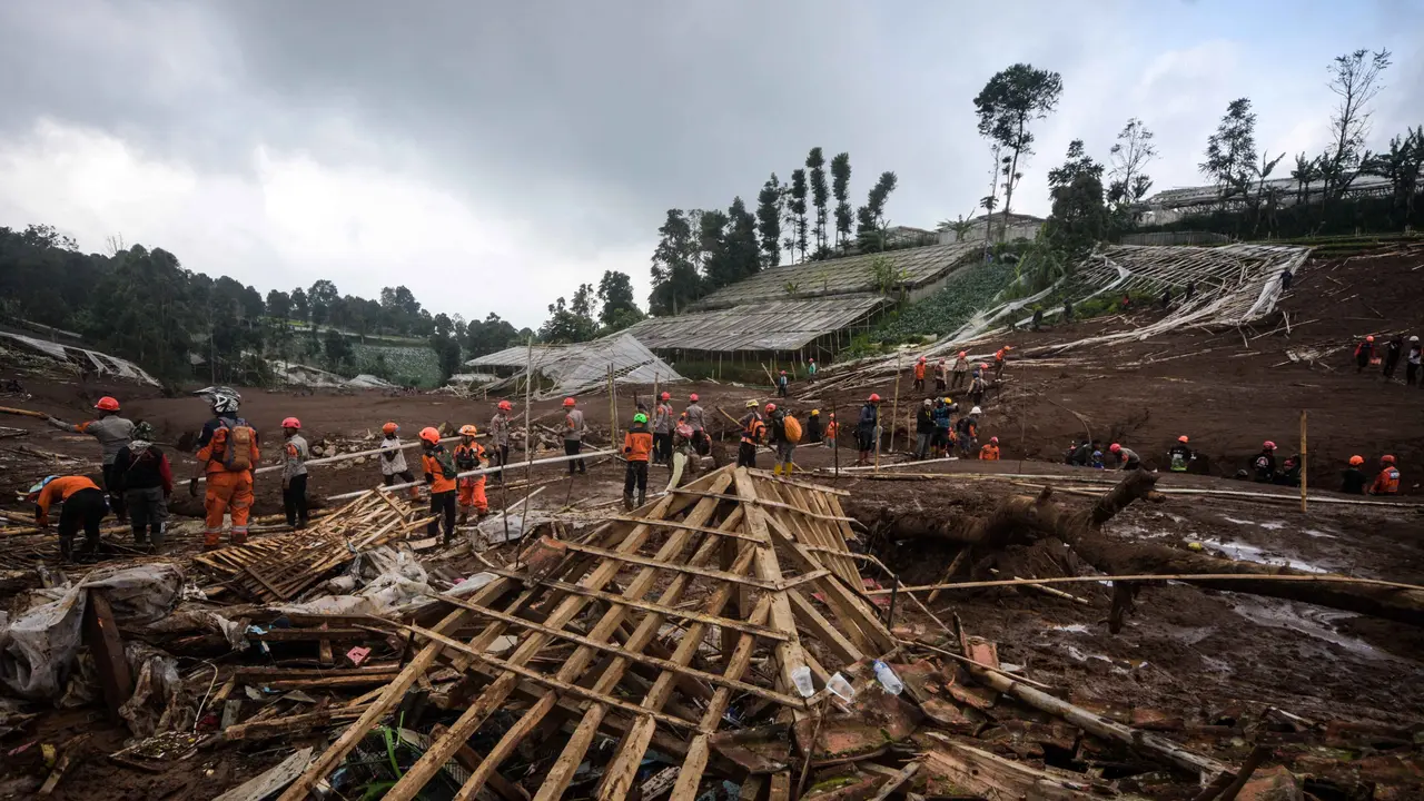 Longsor Cisarua Bandung Barat: Jumlah Korban Tewas Bertambah Jadi 16 Orang, Puluhan Lainnya Masih Hilang