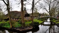 Kota kecil Giethoorn tidak memiliki jalan raya, hampir seluruh kota di kelilingi oleh kanal-kanal kecil yang indah.