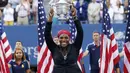 Petenis Amerika Serikat, Serena Williams, mengangkat trofi usai mengalahkan Caroline Wozniacki (Denmark) dengan skor 6-3, 6-3 di tunggal putri US Open, (7/9/2014). (REUTERS/Eduardo Munoz)