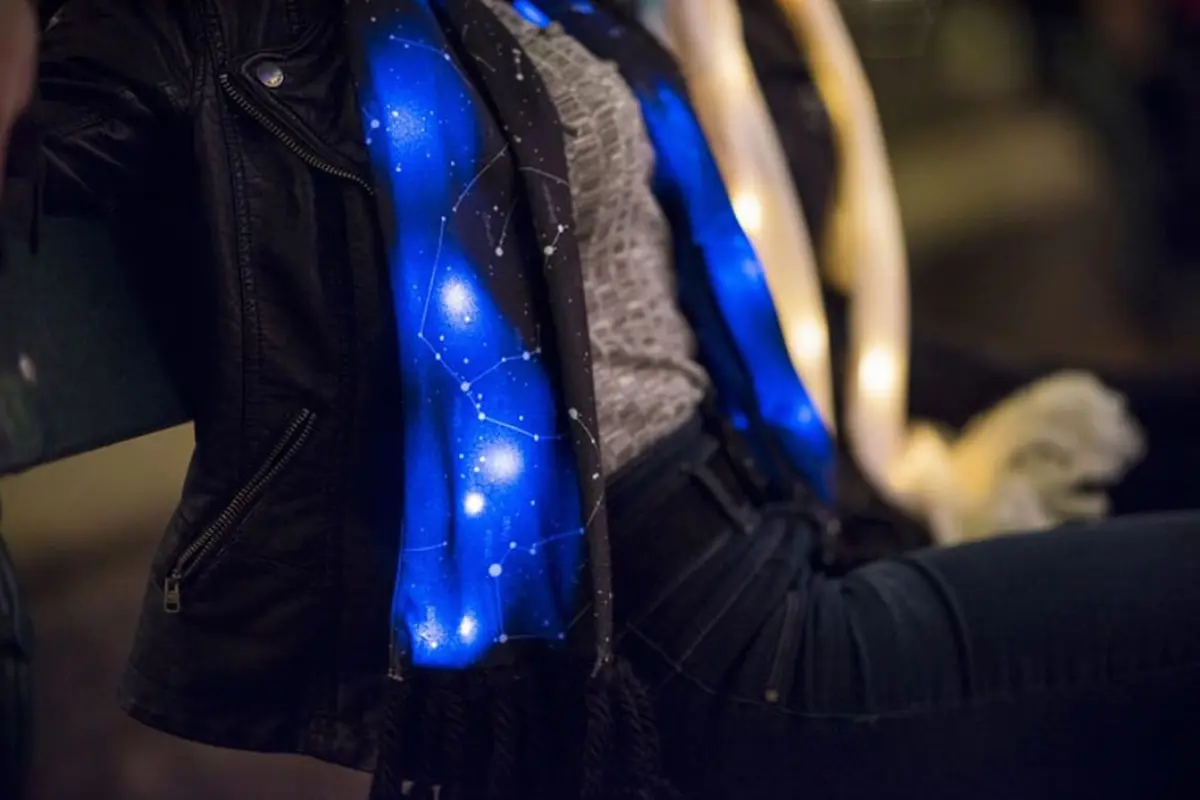 Rayakan Hari Natal Lebih Meriah dengan Scarf LED Super Kece