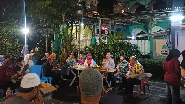 Satbinmas Polres Jakpus gunakan mobil ngopi untuk cegah tawuran