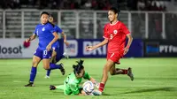 Kiper Timnas putri Singapura, Tan Li berhasil menangkap bola dari ancaman pemain Indonesia, Claudia Scheunemann pada laga uji coba internasional di Stadion Madya, Gelora Bung Karno, Senayan, Jakarta, Selasa (28/5/2024). (Bola.com/Bagaskara Lazuardi)