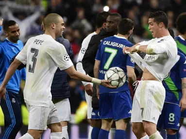 Striker Real Madrid, Cristiano Ronaldo (kanan), merayakan kemenangan bersama Pepe atas Wolfsburg dalam laga leg kedua perempat final Liga Champions di Stadion Santiago Bernabeu, Madrid, Rabu (13/4/2016) dini hari WIB. (AFP/Pierre-Philippe Marcou)