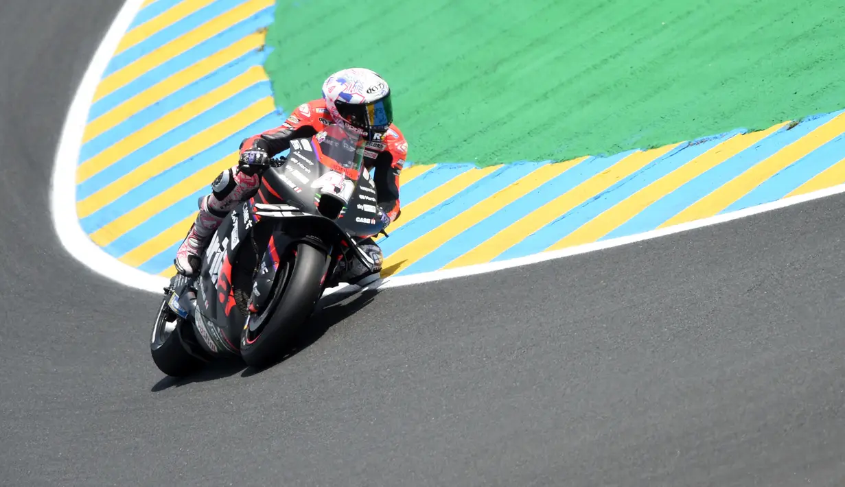 Aleix Espargaro sukses mencetak sejarah pada MotoGP Argentina yang berlangsung di Sirkuit Termas de Rio Hondo. Ia berhasil merebut kemenangan pertama selama berkarier di ajang Grand Prix. Selain itu, Aleix juga menjadi pembalap pertama Aprilia pertama yang bisa mempersembahkan kemenangan. (AFP/Jean-Frncois Monier)