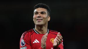 Gelandang Manchester United, Casemiro, mencetak satu gol ke gawang Brentford pada lanjutan Liga Inggris 2025/2026 di Old Trafford, Selasa (28/4/2026) dini hari WIB. (Darren Staples / AFP)