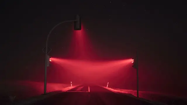 6 Foto Cahaya Lampu Lalu Lintas dalam Kabut Ini Dramatis, Hasilnya Bikin Kagum
