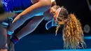 Naomi Osaka tertunduk setelah mendapat satu poin melawan Anastasia Pavlyuchenkova dari Rusia pada hari ke enam turnamen tenis Hopman Cup di Perth (4/1). Naomi tumbang 6-3 6-3 atas Anastasia Pavlyuchenkova. (AFP Photo/Tony Ashby)