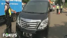 Saat melakukan operasi di Jalan Buperta, Cibubur, Ciracas, petugas memfokuskan pada mobil mewah. Namun, banyak pengendara motor yang nekat memutar arah untuk menghindari razia.