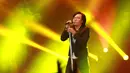 Mengenakan kaus putih berlapis jas hitam, penampilan Ari Lasso memberikan suasana rock yang manis setelah sebelumnya penonton dicekoki  pop- jazz oleh Tulus. (Deki Prayoga/Bintang.com)