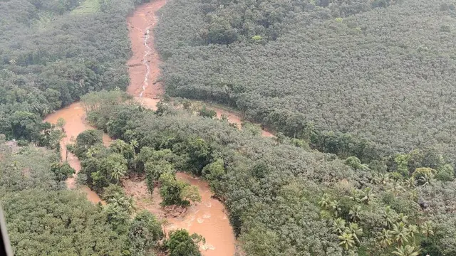 Pemandangan setelah tanah longsor yang dipicu oleh hujan lebat di pegunungan ghats barat di Koottickal di distrik Kottayam, negara bagian Kerala selatan, India, Minggu, 17 Oktober 2021 (AP Photo)