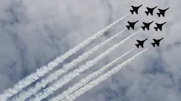 Tim Aerobatik angkatan udara Korea Selatan "Black Eagles" saat mengudara dalam Pameran Maritim dan Dirgantara Langkawi Internasional (LIMA) di Kuala Lumpur, Malaysia (29/3). (AFP Photo / Manan Vatsyayana)