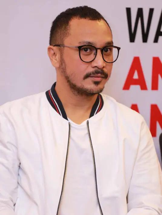 Pria jebolan Sarjana S-1 Hubungan Internasional Universitas Paramadina itu juga telah mendapat restu istrinya. Bahkan, istrinya Cynthia Riza sempat menangis. Bukan lantaran tak setuju, melainkan terharu dengan niat baik suaminya. (Nurwahyunan/Bintang.com)