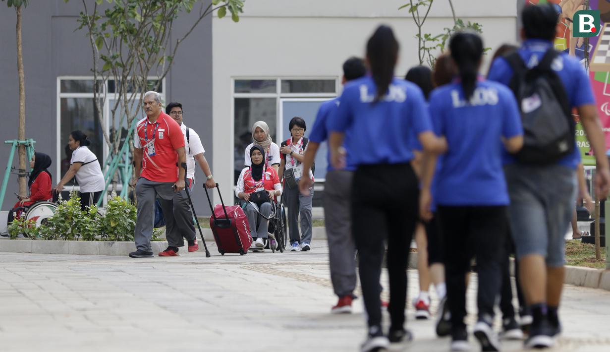 Atlet Asian Para Games saat berada di Wisma Atlet, Kemayoran, Jakarta, Rabu (03/10/2018). Menjelang sore hari, para atlet melakukan berbagai aktifitas mulai dari berolahraga, memotret, bermain biliar hingga keliling wisma. (Bola.com/M Iqbal Ichsan)