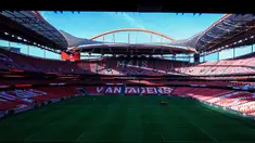 Estadio da Luz terletak di kota Lisbon, tak jauh dari kandang rival sekota Sporting CP, Estadio Jose Alvalade. Kemegahan semakin terasa ketika berjalan mendekat stadion. Nuansa merah dengan hiasan gambar para pemain kebanggan menuntun langkah menuju ke dalam Estadio Da Luz. (Bola.com/Bagaskara Lazuardi)