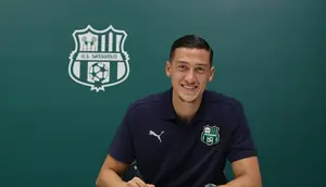 Jay Idzes diumumkan sebagai pemain baru Sassuolo, Sabtu (9/8/2025). (Dok. Sassuolo)