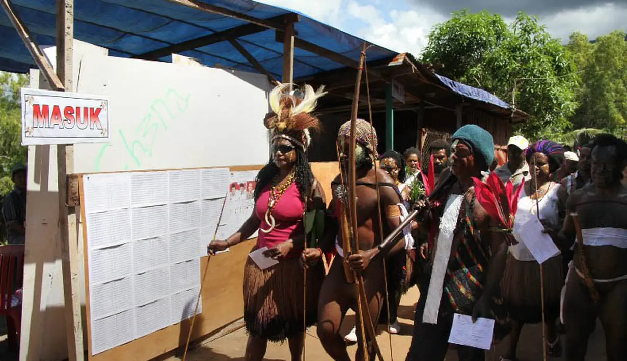 Warga Papua tampak beramai-ramai datangi Tempat Pemungutan Suara di Jayapura, Papua (9/7/14) (AFP PHOTO / Liva Lazore)