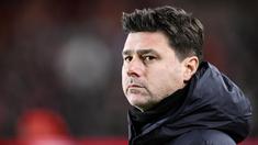 Pelatih Chelsea, Mauricio Pochettino, tampak bersedih setelah anak asuhnya ditaklukkan Middlesbrough dalam laga leg pertama semifinal Carabao Cup 2023/2024 yang digelar di Riverside Stadium, Rabu (10/1/2024). (AFP/Oli Scarff)