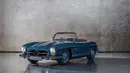 Mercedes-Benz 300SL Roadster merupakan roadster jelmaan dari sang legendaris Mercedes-Benz 300SL. Classic car eksotis ini hanya dibuat sebanyak 1.858 unit di dunia. (Source: classicandsportscar.com)