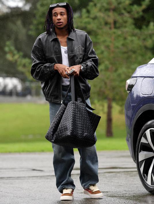 Penyerang timnas Prancis, Michael Olise, tiba untuk mengambil bagian dalam persiapan tim untuk pertandingan kualifikasi UEFA Nations League mendatang di Clairefontaine-en-Yvelines pada 7 Oktober 2024. (FRANCK FIFE/AFP)