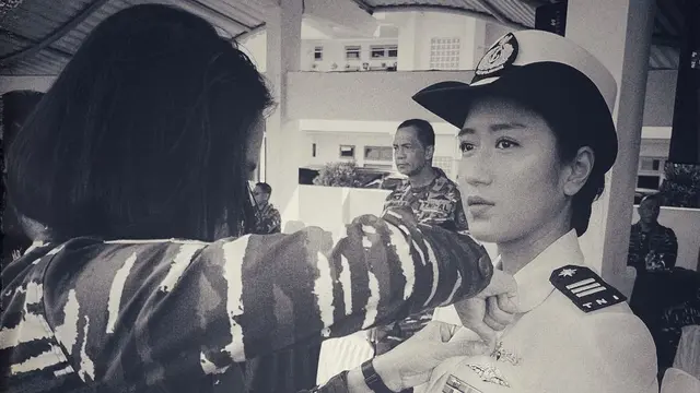 Chef Renatta kenakan seragam TNI AL (Instagram/renatamoeloek)