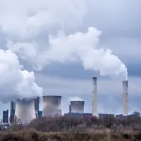 Polusi udara yang disebabkan dari pabrik dan industri. (Foto: Freepik/wirestock)