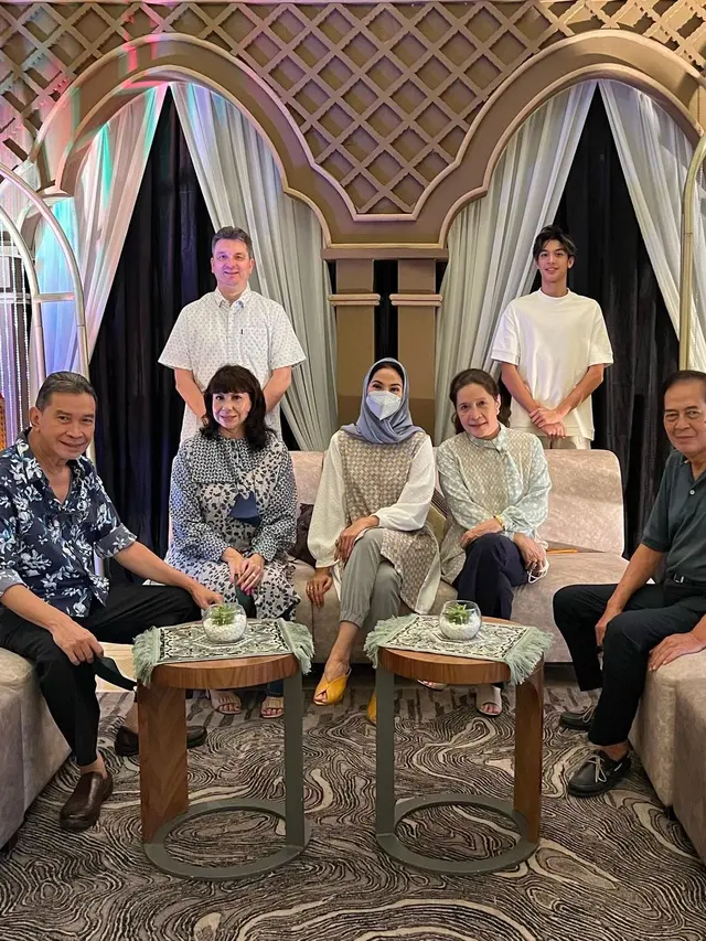 6 Potret Maudy Koesnaedi Bukber Bareng Keluarga, Penampilannya Curi Perhatian