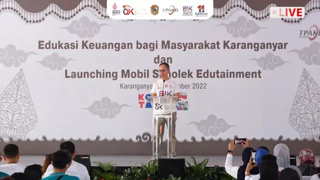 Ketua Dewan Komisioner OJK Mahendra Siregar dalam peluncuran Mobil SiMolek di Karanganyar, Minggu (23/10/2022).