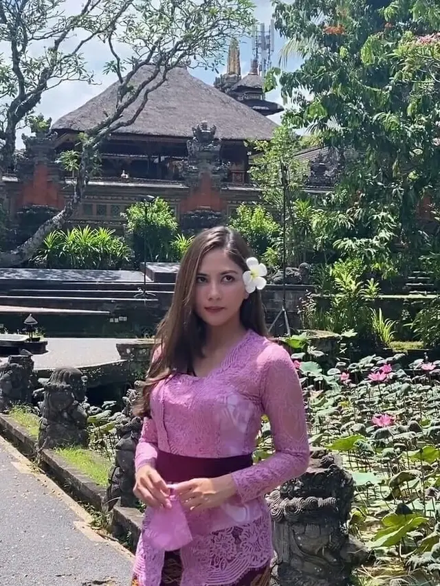 6 Potret Jessica Mila Pakai Kebaya Bali, Anggun dan Memesona
