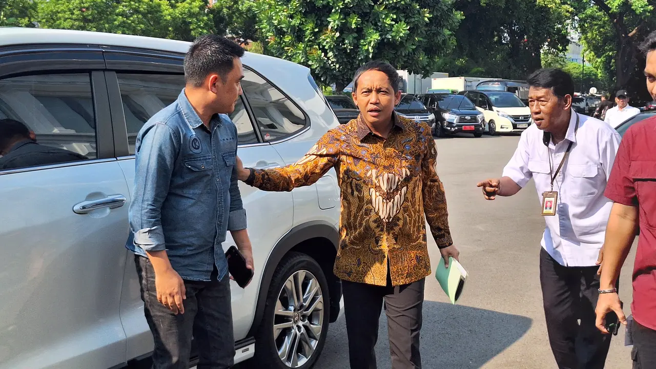 Sekjen PSI Raja Juli Antoni di Kompleks Istana Kepresidenan Jakarta, Senin (1/9/2025) (Liputan6.com/Lizsa Egeham)