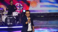 Penampilan Ari Lasso pada acara Konser Gila Bola 2022 yang berlangsung di Studio 5 Indosiar, Daan Mogot, Jakarta, Kamis (17/11/2022). (Bola.com/Bagaskara Lazuardi)