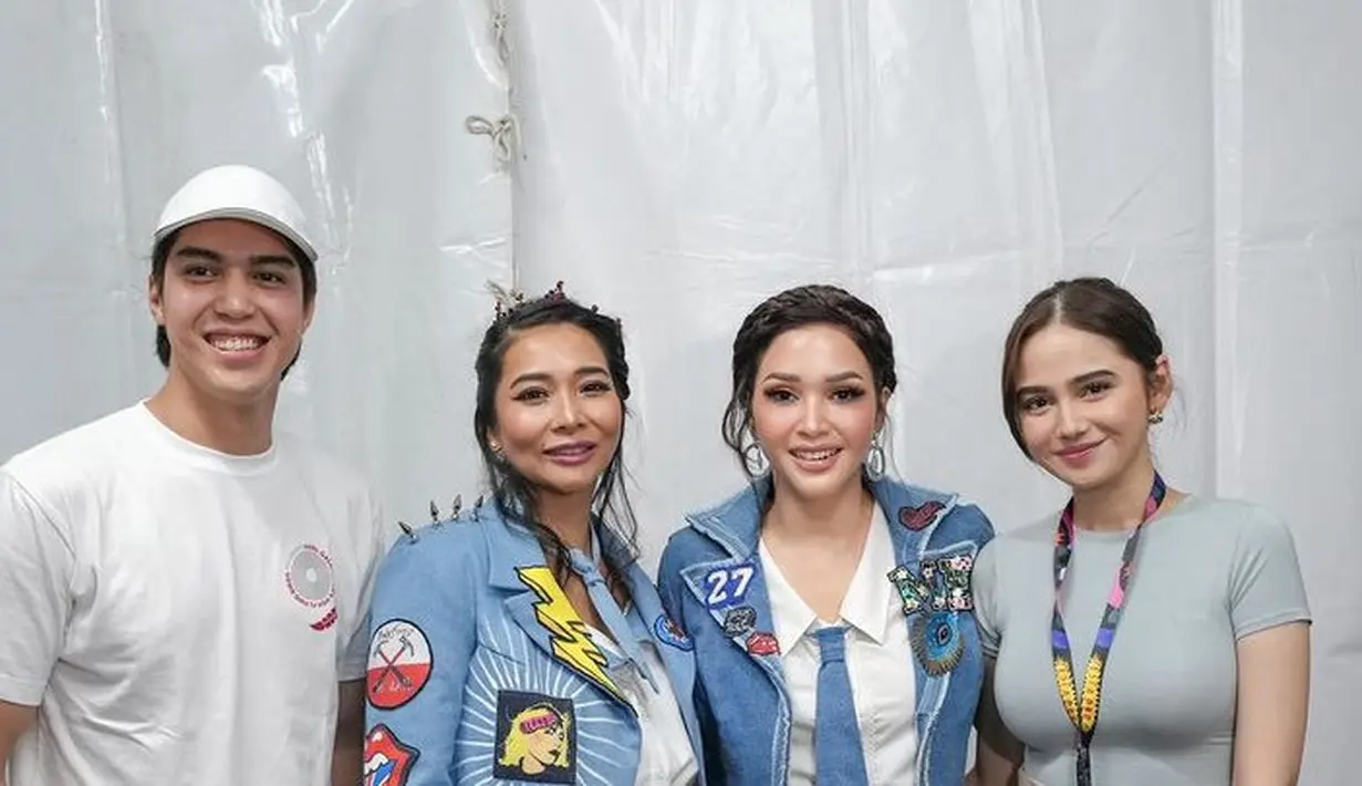 Pada Sabtu (21/9) Syifa Hadju hadir bersama El Rumi menyaksikan Maia Estianty dan Mulan Jameela. Ia pun tampil girly dengan atasan kaos lengan pendek ketat abu-abu dipadukan rok coklat pleated. [@maiaestiantyreal]