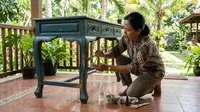Cara Mengusir Rayap di Furnitur Kayu Lama tanpa Merusak Lapisan Cat (AI Generated)