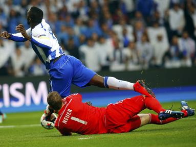 Manuel Neuer (bawah) melakukan pelanggaran yang berbuah penalti bagi Porto  (REUTERS/Miguel Vidal)