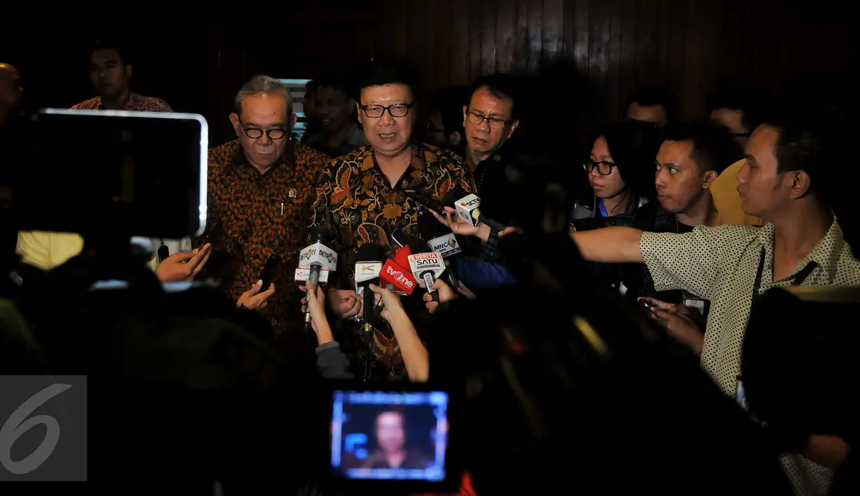 Mendagri Tjahjo Kumolo (tengah) saat memberikan keterangan pers saat menghadiri rapat kerja dengan Komisi II DPR RI di Komplek Parlemen Senayan, Jakarta, Selasa (31/5). (Liputan6.com/Johan Tallo)