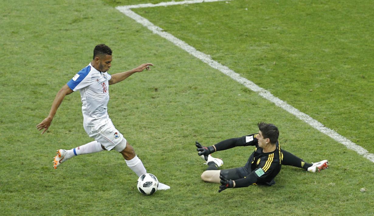 Kiper Belgia, Thibaut Courtois, berusaha menghadang gelandang Panama, Ismael Diaz, pada laga Piala Dunia 2018 di Stadion Fisht, Senin (18/6/2018). Belgia menang 3-0 atas Panama. (AP/Victor R. Caivano)