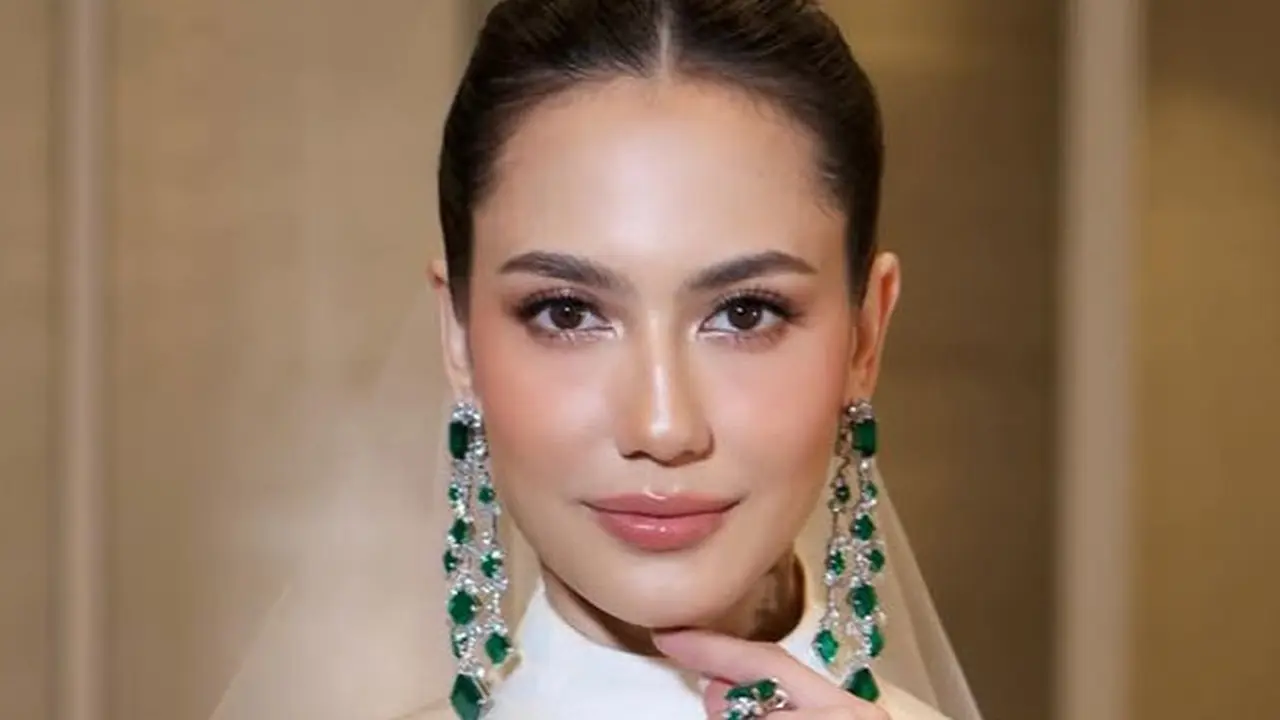 Riasan Wajah Pevita Pearce saat Resepsi Pernikahan