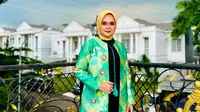 Neng Dessy yang dikabarkan punya hubungan spesial dengan Saipul Jamil menguatkan umat Muslim menjalani ibadah puasa lewat single religi "Ramadhan." (Foto: Dok. Instagram @neng_dessy_)