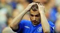 Penampilan apik Adrian Mutu saat bermain di Serie A membuatnya direkrut Chelsea. Namun setelah berada di Stamford Bridge, pemain asal Rumania ini tak pernah bisa memberikan performa maksimal untuk The Blues. (AFP/Adrian Dennis)