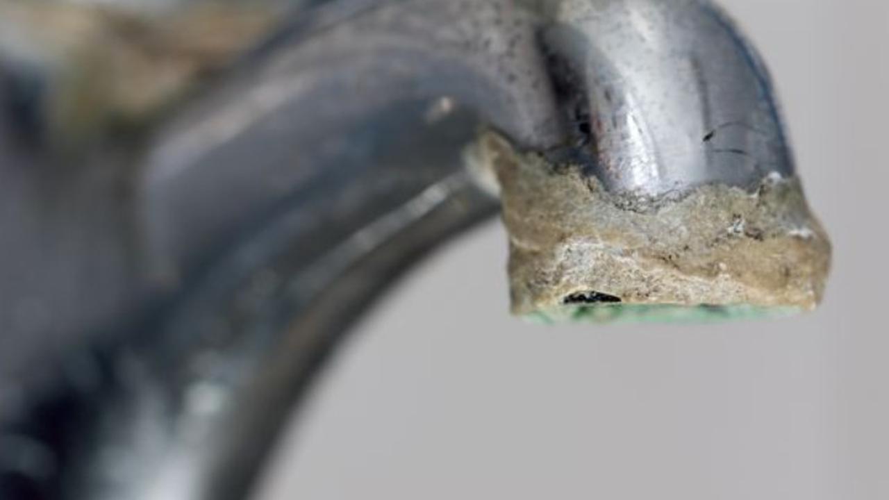 Viral Cara Mudah Bersihkan Kerak Kapur di Keran Cuma Pakai Uang Koin