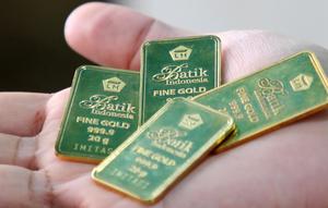 Petugas menunjukkan emas batangan di gerai Butik Emas Antam di Jakarta, Jumat (5/10). Harga emas PT Aneka Tambang Tbk atau Antam naik Rp 1.000 menjadi Rp 666 ribu per gram pada perdagangan hari ini. (Liputan6.com/Angga Yuniar)