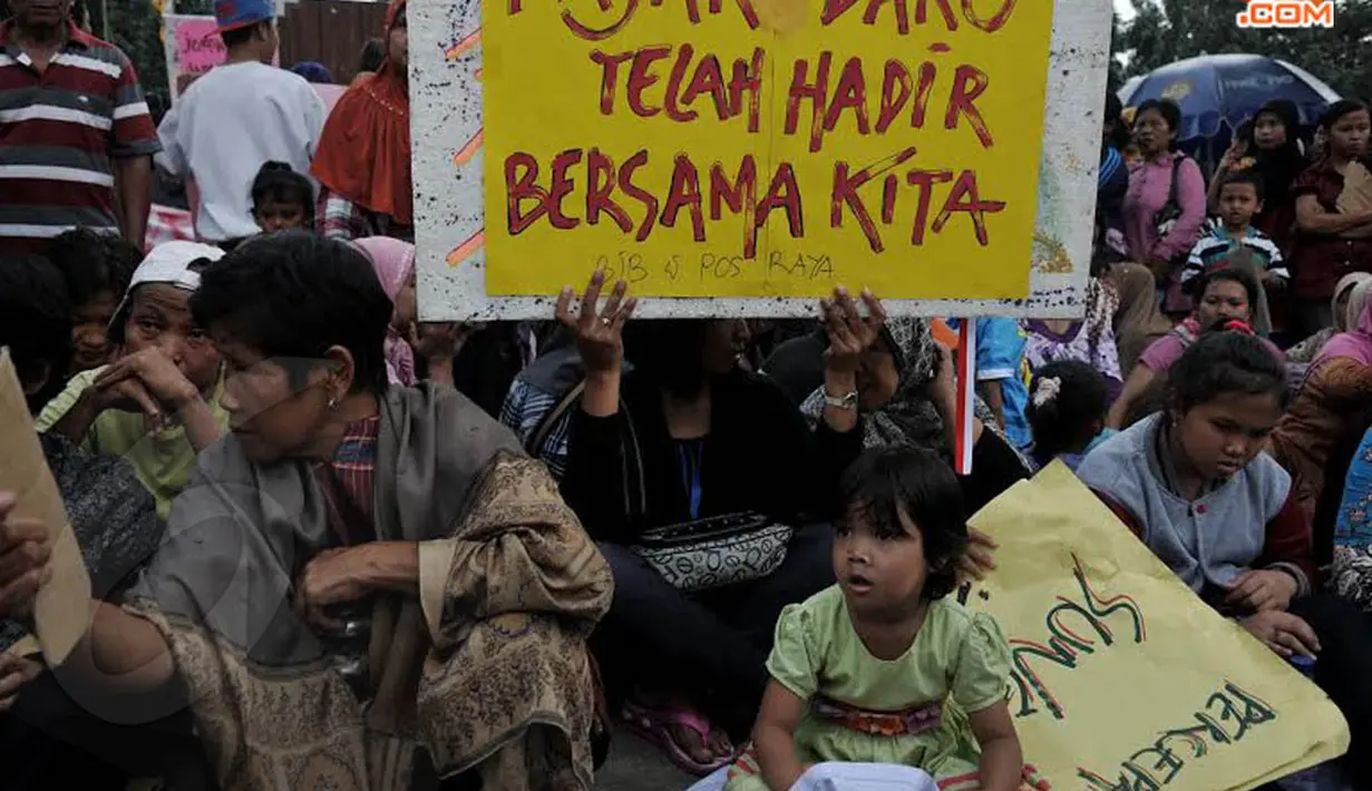 Dengan membawa anaknya yang masih kecil, mereka berbondong-bondong ke balaikota untuk memberikan dukungan pada mantan Walikota Solo untuk menjadi Capres (Liputan6.com/Johan Tallo)