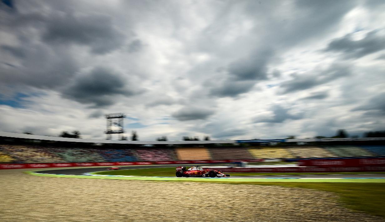 Pebalap Ferrari, Sebastian Vettel, beraksi dalam latihan bebas pertama F1 GP Jerman di Sirkuit Hockenheim, Jerman, (29/7/2016). (AFP/Sascha Schuermann)