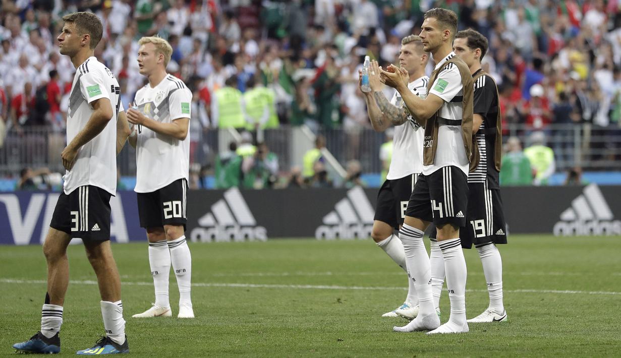 Para pemain Jerman tampak lesuh menyapa suporter usai dikalahkan Meksiko pada laga Grup F Piala Dunia di Stadion Luzhniki, Moskow, Minggu (17/6/2018). Jerman kalah 0-1 dari Meksiko. (AP/Matthias Schrader)