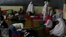 Sejumlah pengungsi terlihat Salat Magrib di tempat pengungsian letusan Gunung Sinabung, Medan, Sabtu (4/7/2015). Pengungsi yang muslim tetap menjalankan puasa dengan menu sahur dan berbuka seadanya. (Liputan6.com/JohanTallo)
