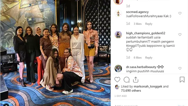 Luna Maya berpose dengan Manohara (https://www.instagram.com/p/B5AExerHSdW/)