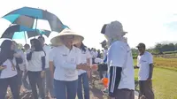 Di Klaten, Menteri Rini Bareng Warga Perbaiki Saluran Irigasi