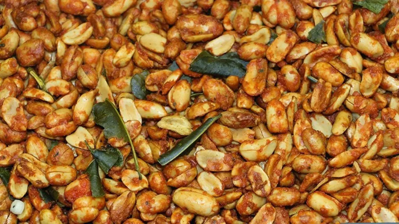Kacang Pedas Manis, Warnai Deretan Toples Camilan di Hari Lebaran