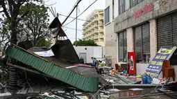 Jumlah korban tewas akibat Topan Kajiki di Vietnam terus bertambah. Tercatat, pada 26 Agustus 2025 tiga orang tewas dan 10 lainnya terluka akibat terjangan Topan Kajiki. (Nhac NGUYEN/AFP)