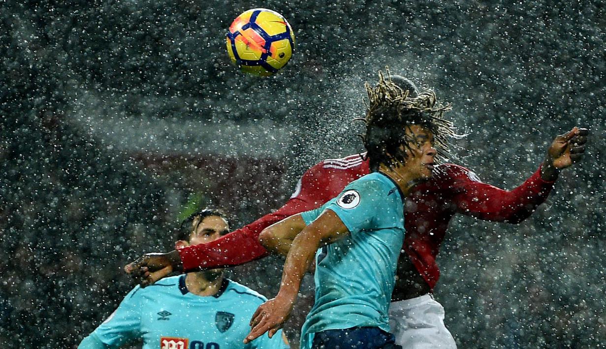 Striker Manchester United, Romelu Lukaku, duel udara dengan bek AFC Bournemouth, Nathan Ake, pada laga Premier League di Stadion Old Trafford, Rabu(13/12/2017). Manchester United menang 1-0 atas AFC Bournemouth. (AFP/Oli Scarff)